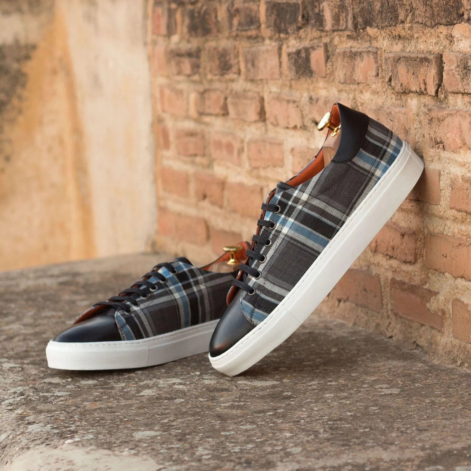 Retro trainer sneakers II with plaid pattern and white soles