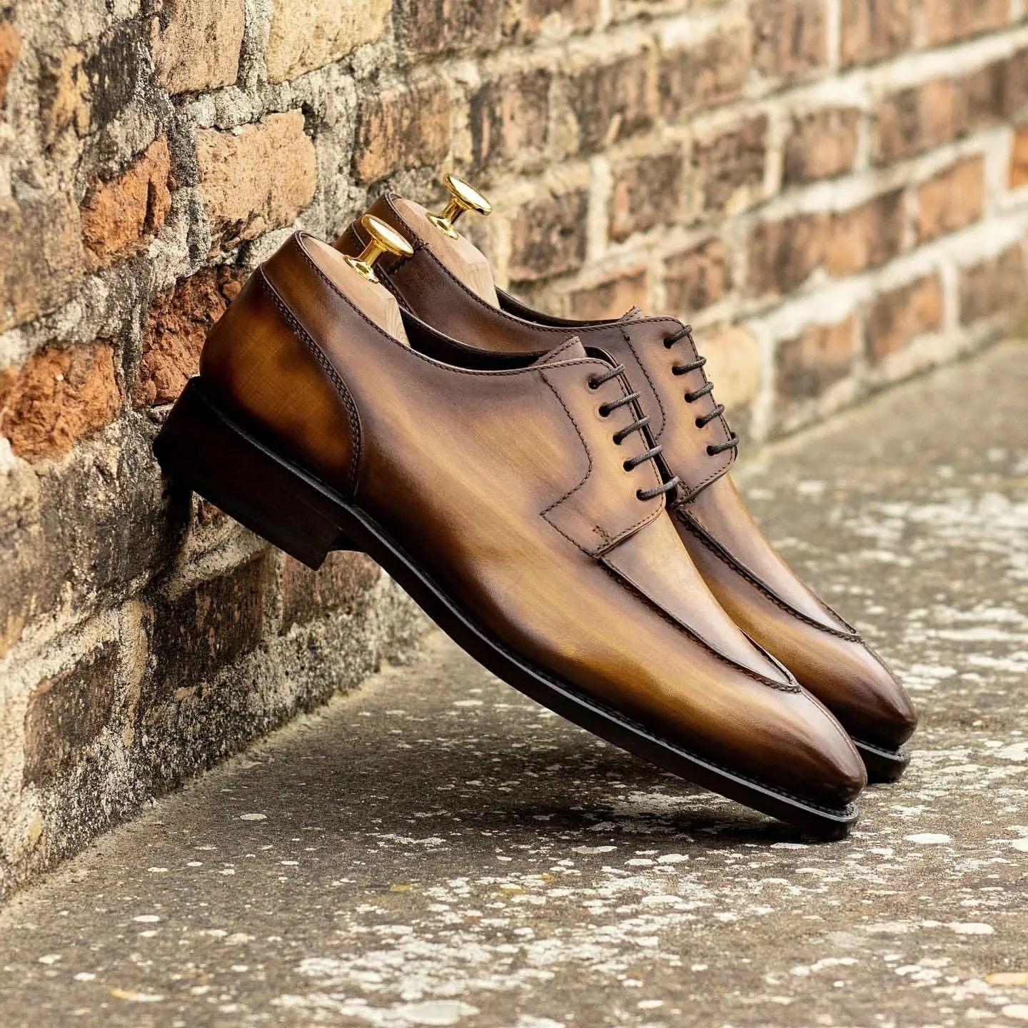 Rubis derby split toe patina shoes in brown leather