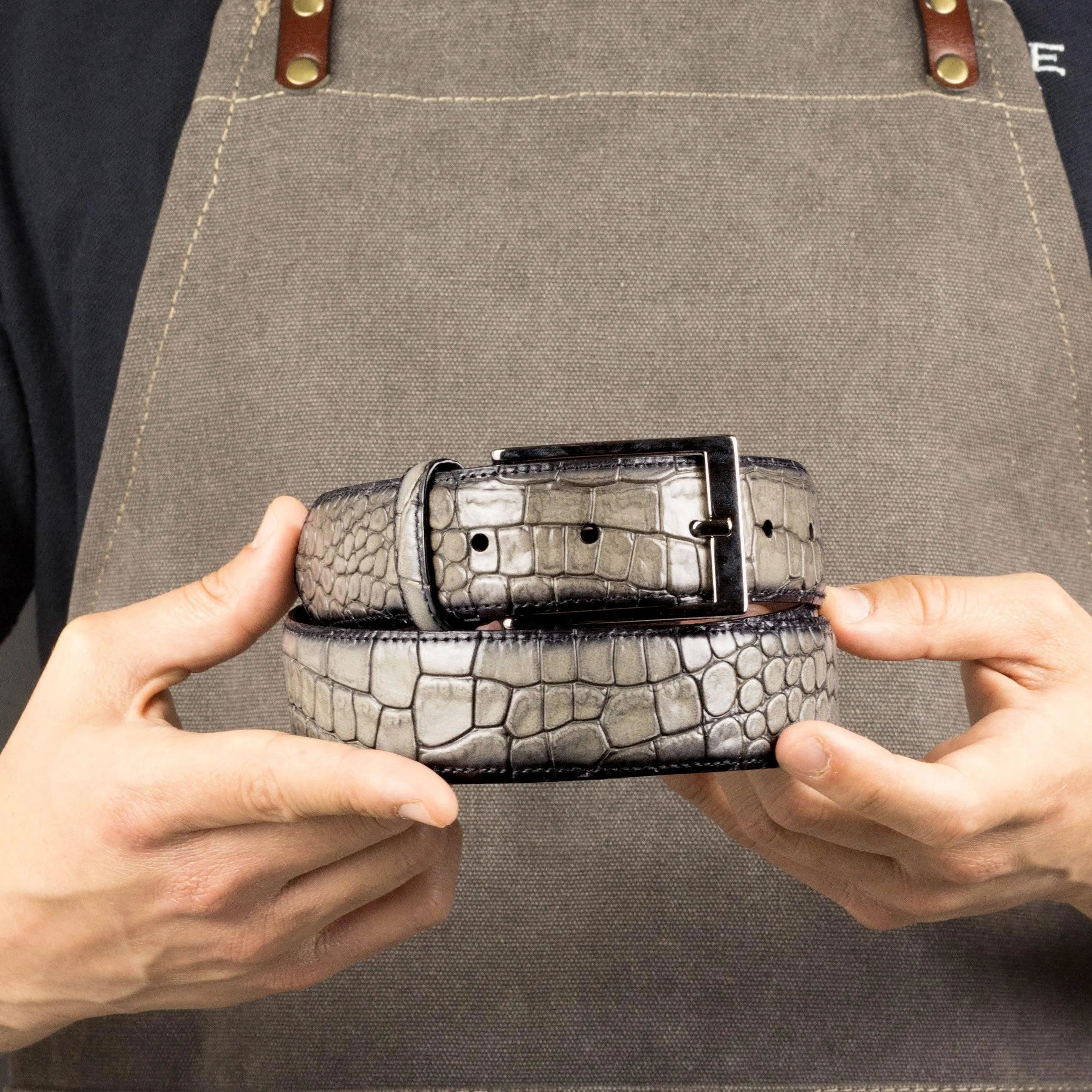 Troy ash patina Hamptons belt II in gray crocodile-patterned leather