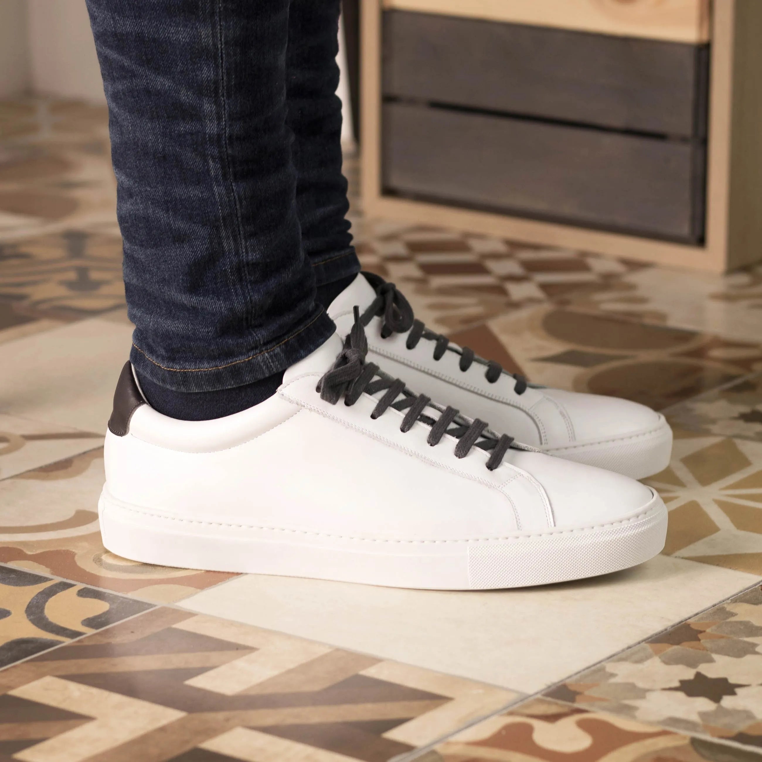 Pauli low kick sneaker in white leather with dark laces