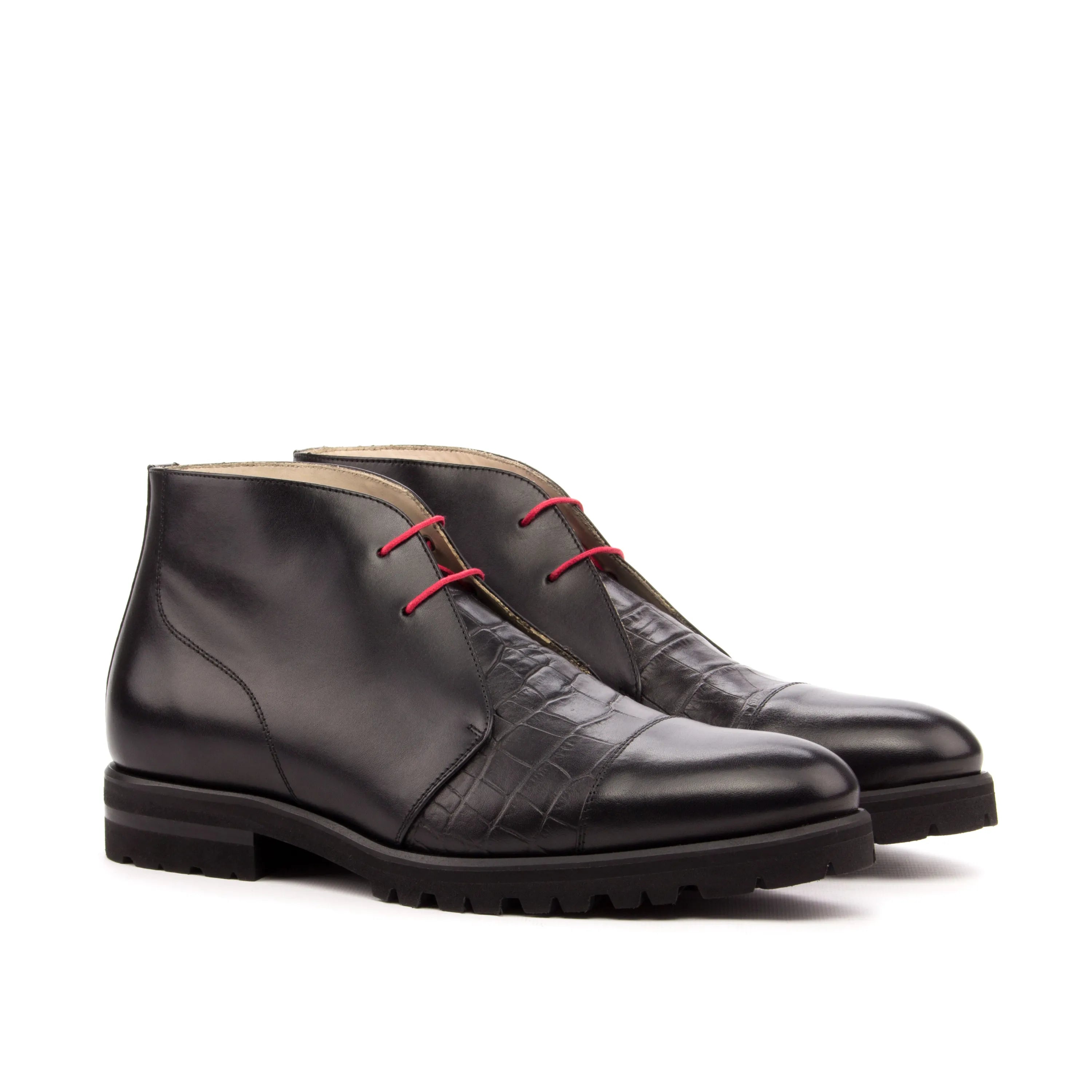 Tennes Chukkas: black leather chukka boots with red laces