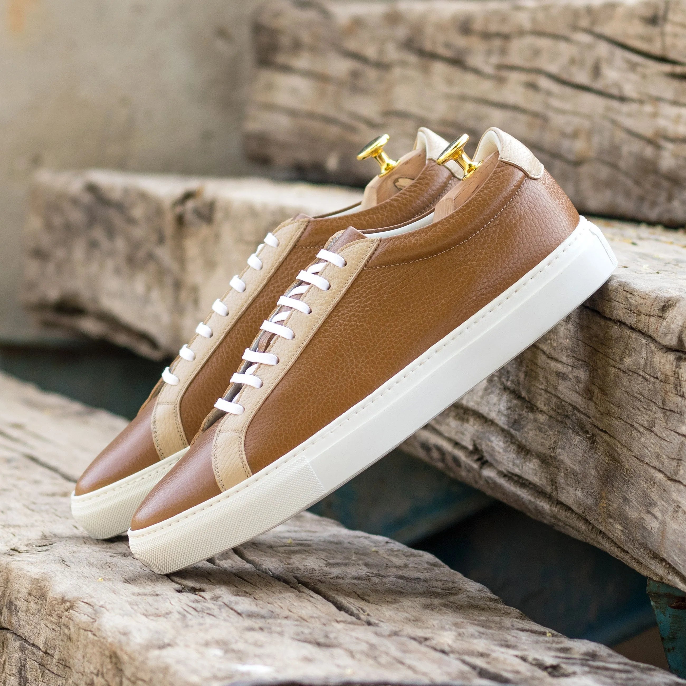 TomCruiser low kick sneaker in brown grain leather with white soles